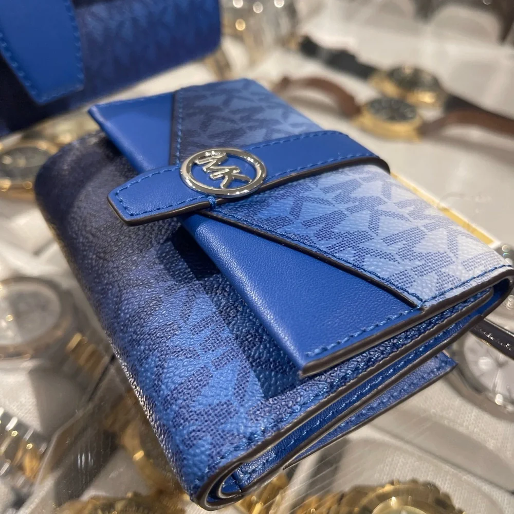 MICHAEL KORS Greenwich Medium Ombré Signature Logo Tri-Fold Wallet
Galaxy Blue - Picture 13 of 16